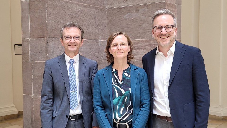 Neu gewählter Dekan und zwei Prodekane (ein Mann und eine Frau) der Fakultät B