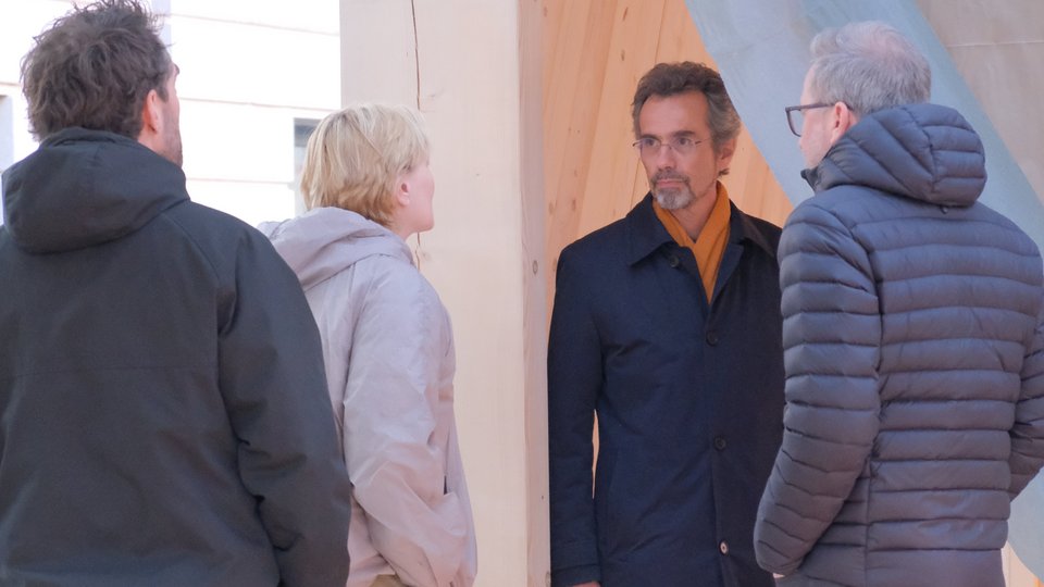 Personen bei der Einweihung von Block Vier