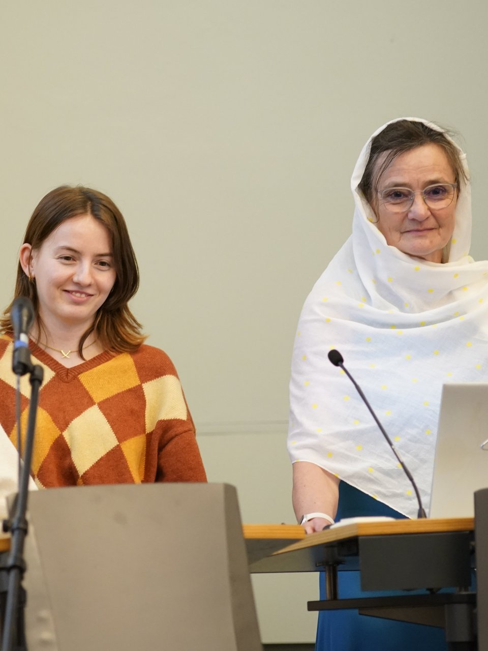 Studentinnen und Rektorin Katja Rade bei Klimaplanspiel 2025