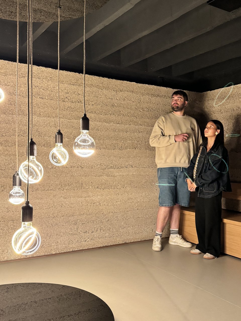 Innenraum Raum der Stille mit zwei Studierenden