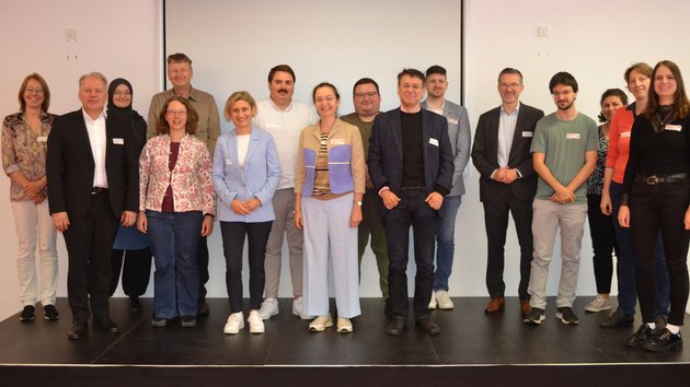 Projektteam KNIGHT: Projektmitarbeitende und projektverantwortliche Professor:innen Dr. Dieter Uckelmann, Dr. Ulrike Pado, Dr. Peter Heusch und Dr. Tobias Popovic.