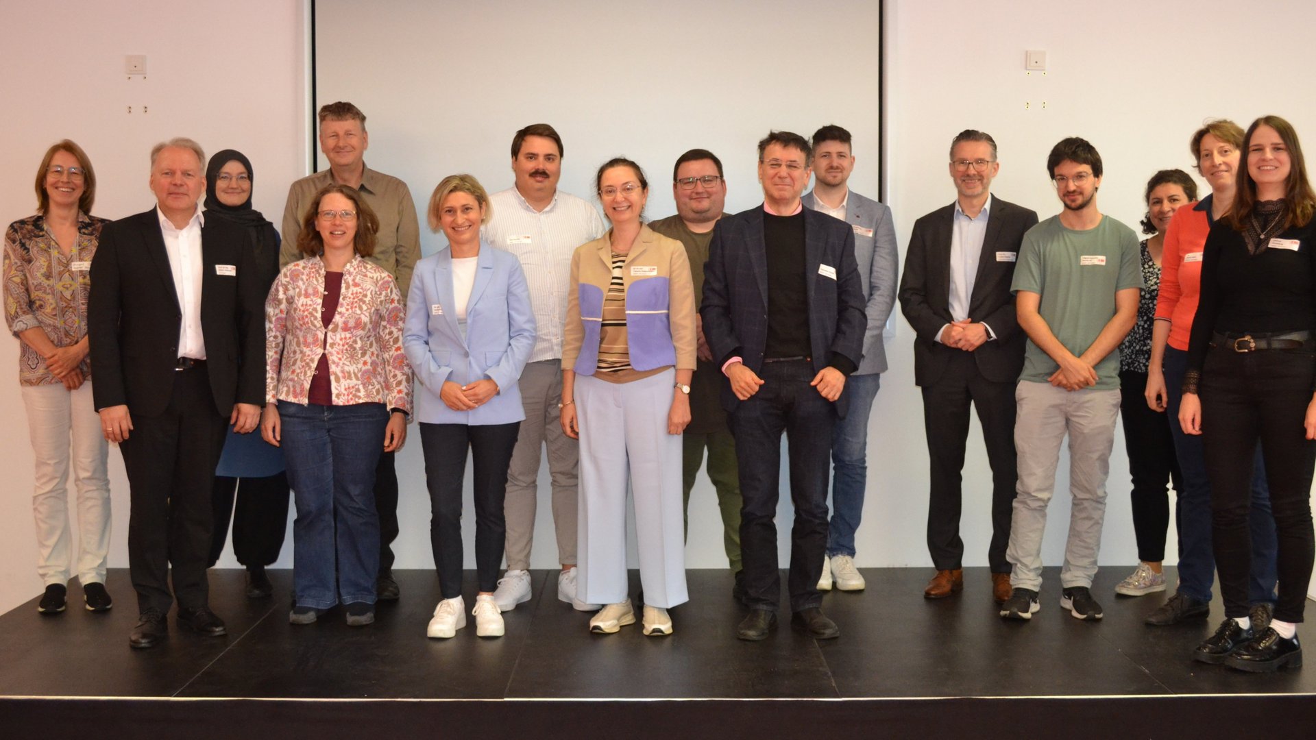 Projektteam KNIGHT: Projektmitarbeitende und projektverantwortliche Professor:innen Dr. Dieter Uckelmann, Dr. Ulrike Pado, Dr. Peter Heusch und Dr. Tobias Popovic.