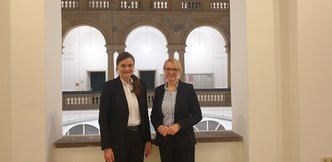 Links die wiedergewählte Rektorin Prof. Dr. Katja Rade, rechts die neue Kanzlerin der Hochschule, Brigitte Heintz-Cuscianna.