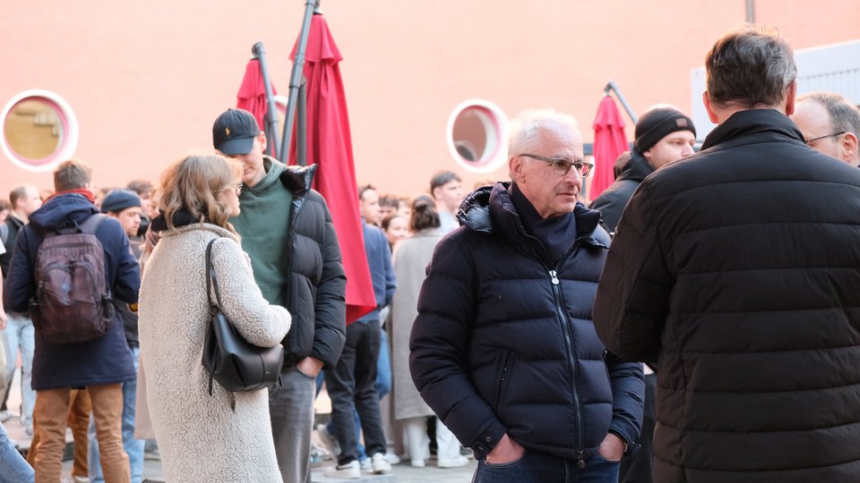 Personen bei der Einweihung von Block Vier