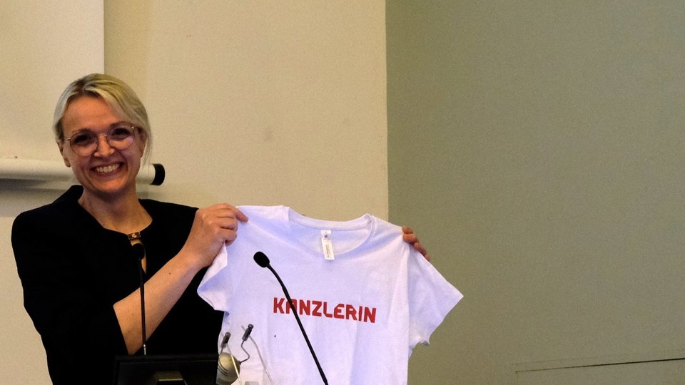Brigitte Heintz-Cuscianna mit Kanzlerin-T-Shirt