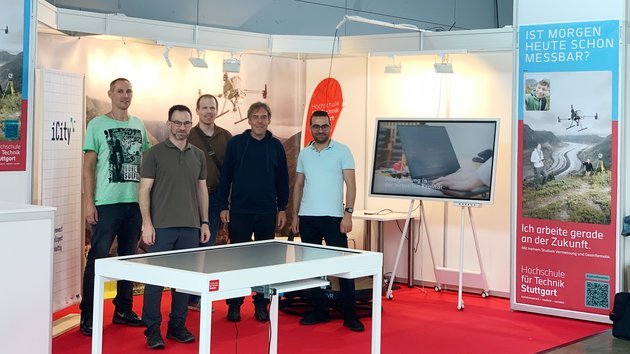Gruppenfoto auf dem Messestand der HFT Stuttgart anlässlich der Intergeo