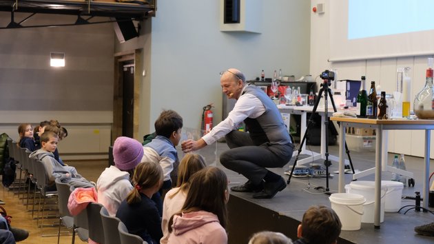 Bei der Bauphysik-Weihnachtsvorlesung werden die Schüler:innen mit einbezogen