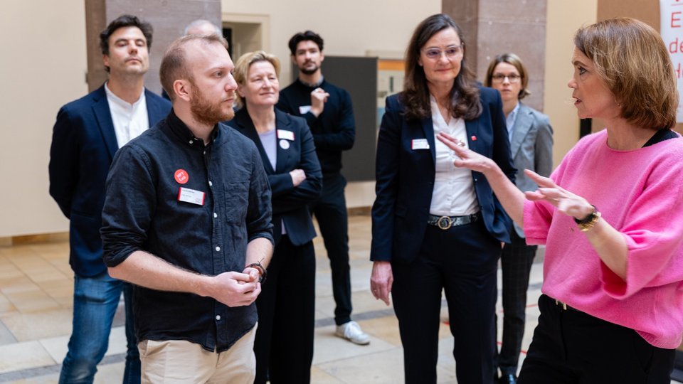 Wissenschaftsministerin Petra Olschowski im Gespräch mit Hochschulmitgliedern