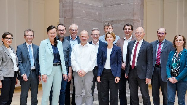 Gruppenfoto von Mitgliedern der neu besetzten und alten Dekanaten bzw. Prodekanaten mit Mitgliedern des Rektorats