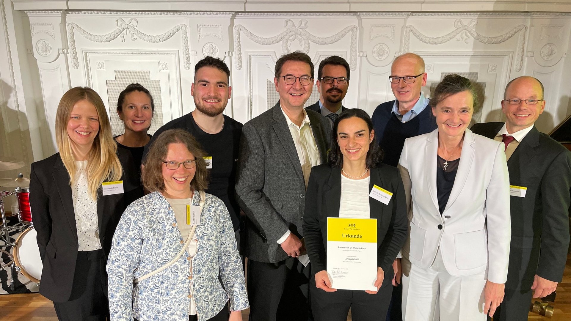 Gruppenfoto mit Melanie Baur bei der Verleihung des Landeslehrpreises 2025