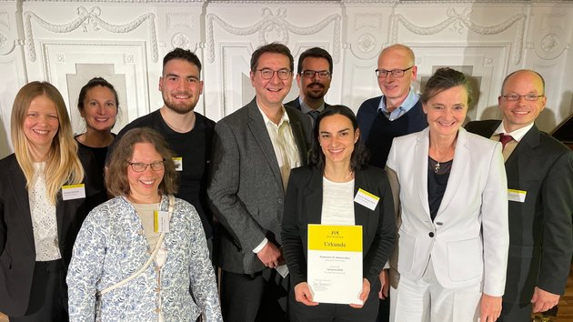 Gruppenfoto mit Melanie Baur bei der Verleihung des Landeslehrpreises 2025