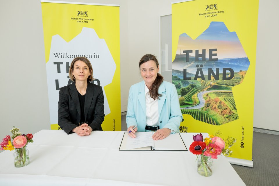 Die Rektorin der Hochschule für Technik Stuttgart, Prof. Dr. Katja Rade (rechts), und die Kanzlerin Dr. Doreen Kirmse, bei der Unterzeichnung des Vertrags.