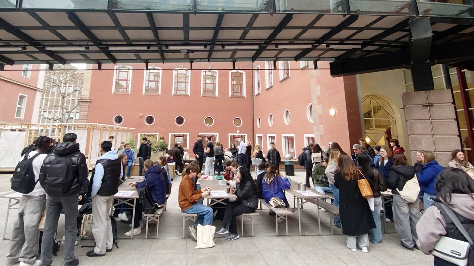 Studierende im Innenhof der Hochschule