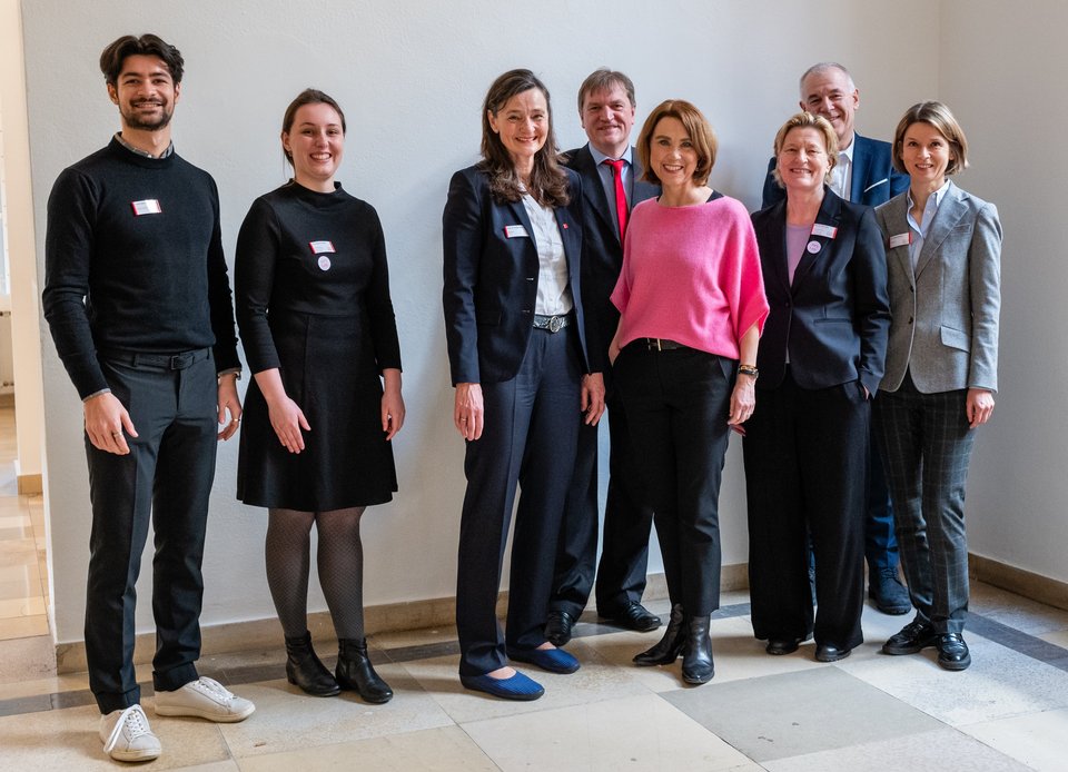 Besuch der Ministerin Olschowski an der HFT Stuttgart - Gruppenbild mit Frau Rade