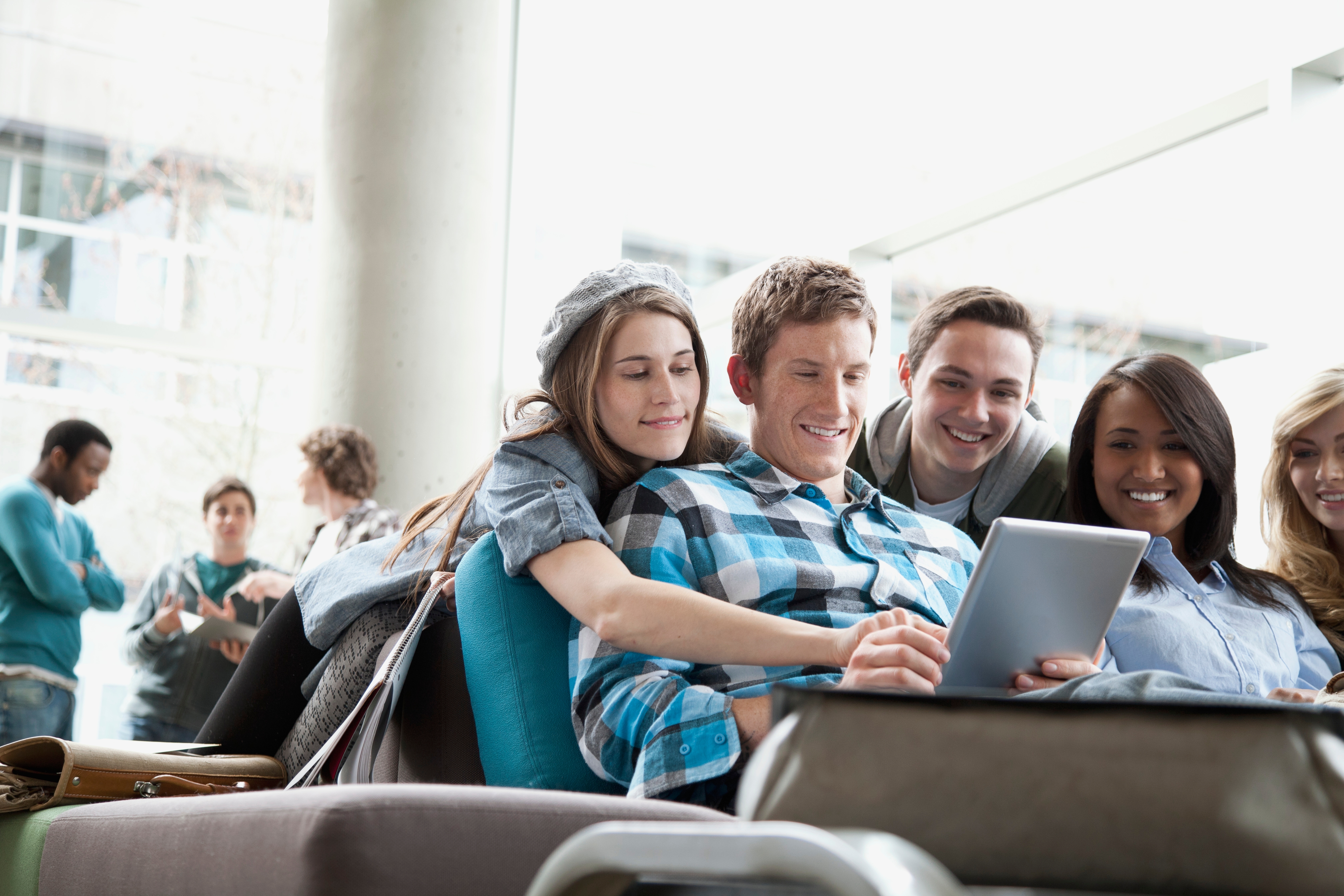 bachelor studierende angewandte mathematik und künstliche intelligenz freuen sich. bild shutterstock 247454359 hero images on off set