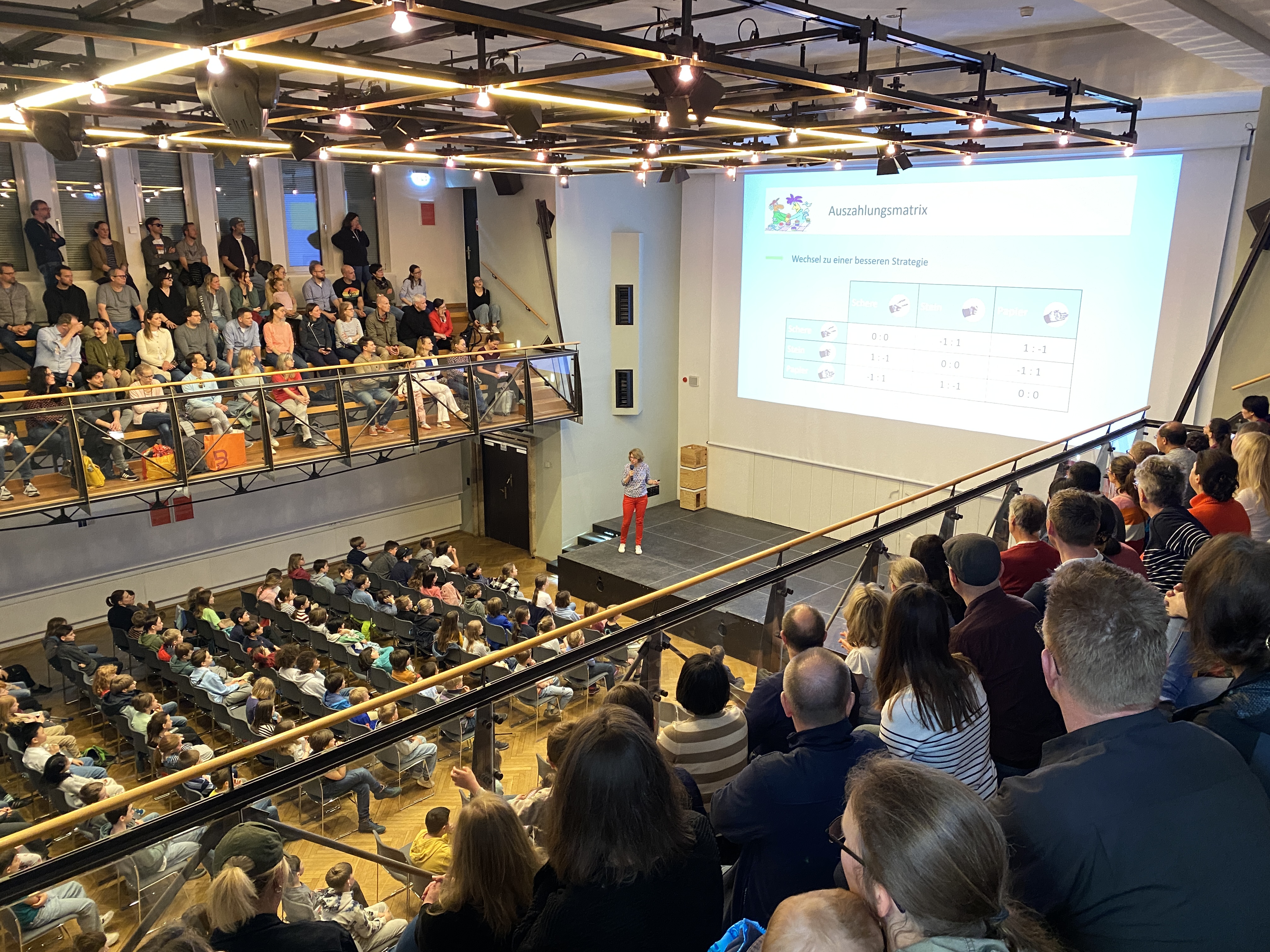 Blick in die Aula bei der Ostervorlesung 2025