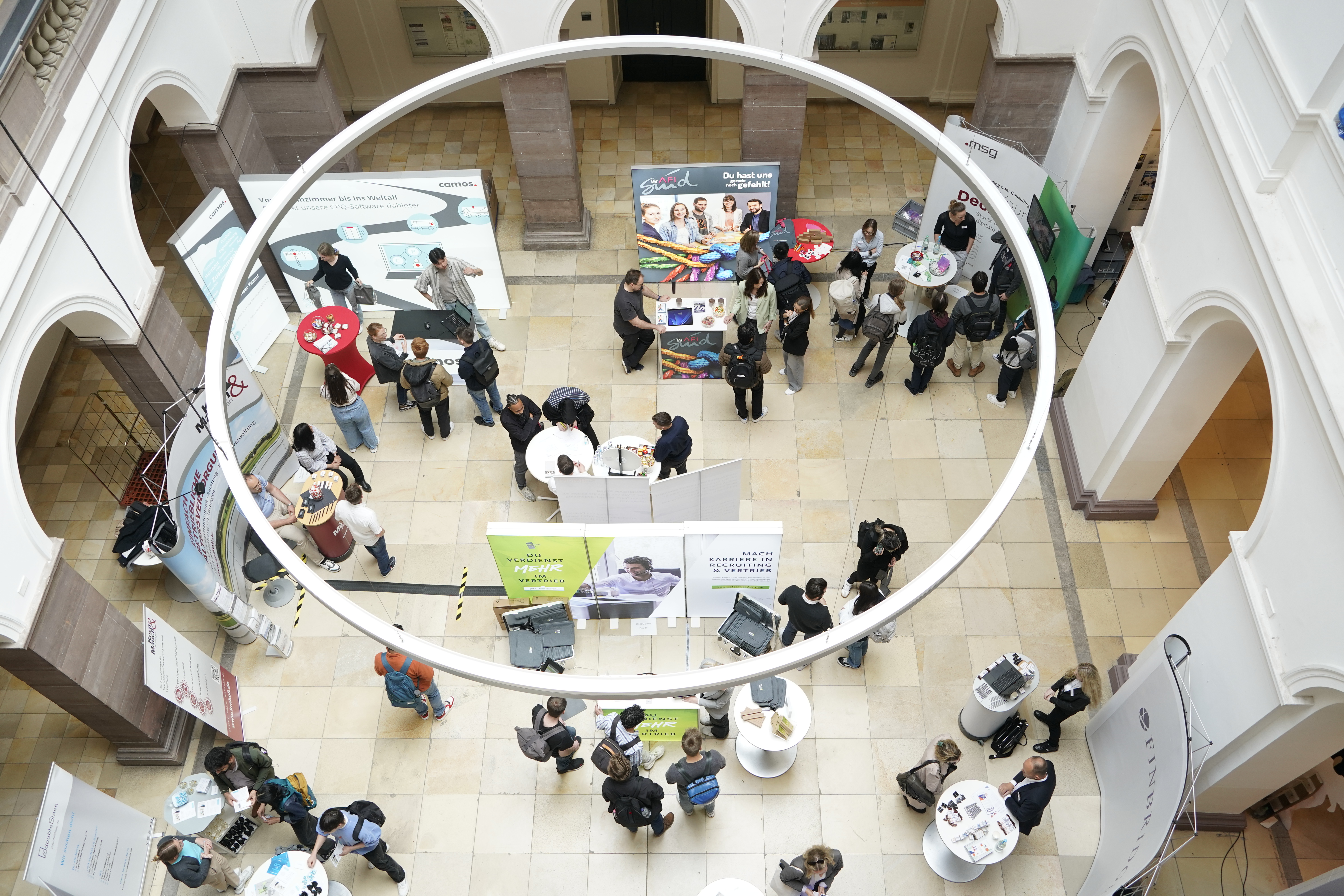 Job Messe KITT 2025 an der HFT Stuttgart, Blick auf die Stände der Unternehmen