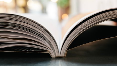 Aufgeschlagenes Buch