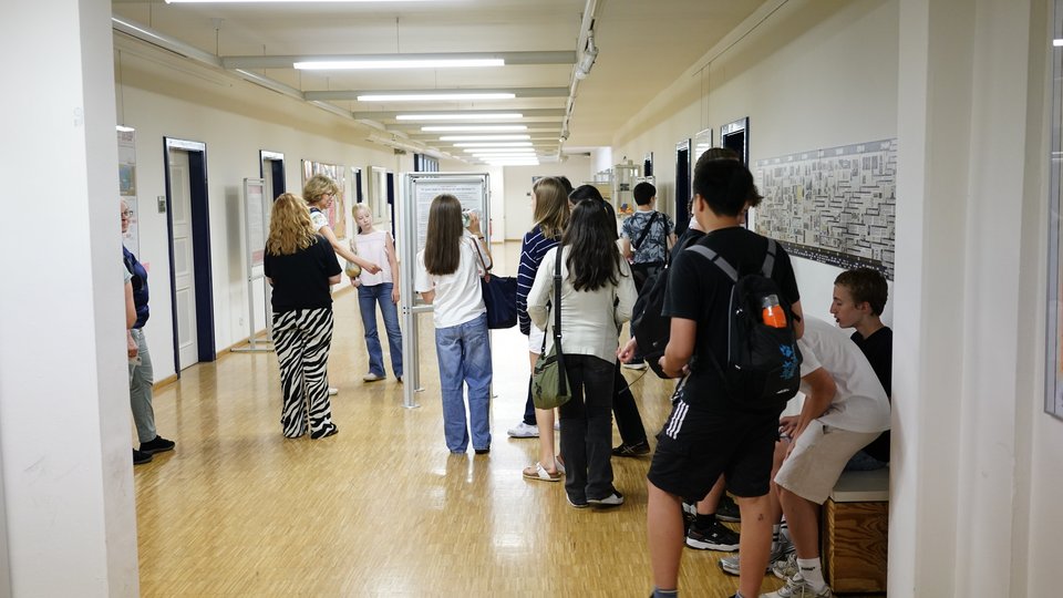 Schülerinnen und Schüler besuchen die HFT Stuttgart
