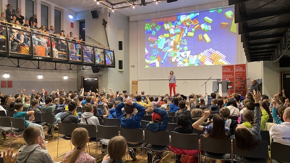 Blick nach zur Bühne bei der Mathematik-Ostervorlesung 2025