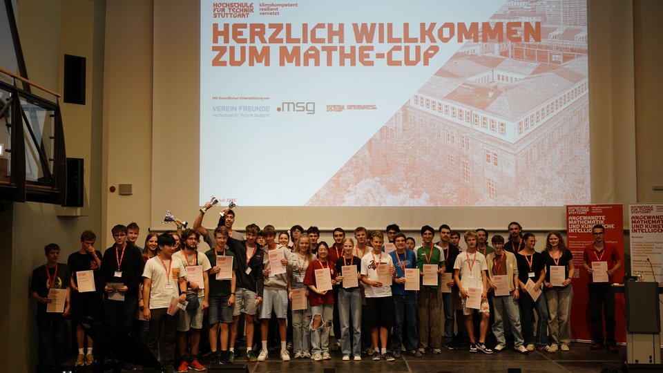 Gruppenbild Teilnehmer:innen des Mathe-Cups