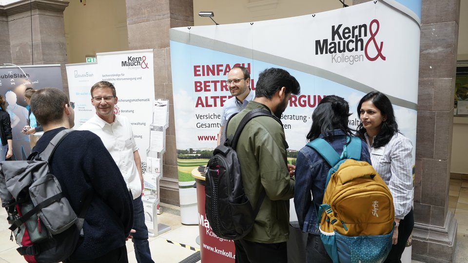 Job Messe KITT 2025 an der HFT Stuttgart, Blick auf die Stände der Unternehmen