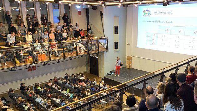 Blick in die Aula bei der Ostervorlesung 2025