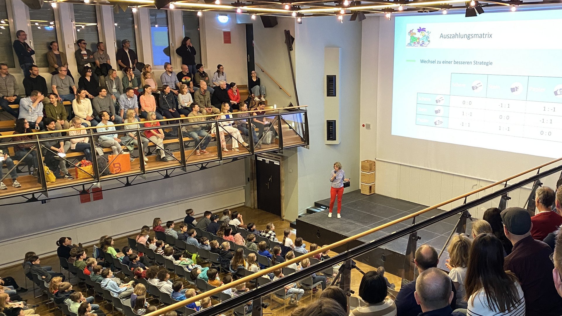 Blick in die Aula bei der Ostervorlesung 2025