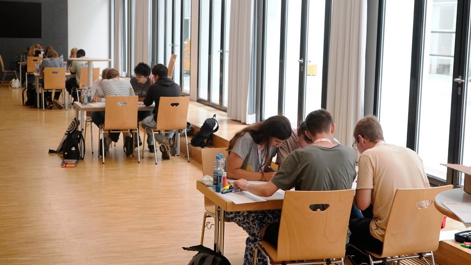 Schüler lösen Mathematik-Aufgaben
