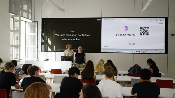 Schüler:innen besuchen die HFT Stuttgart