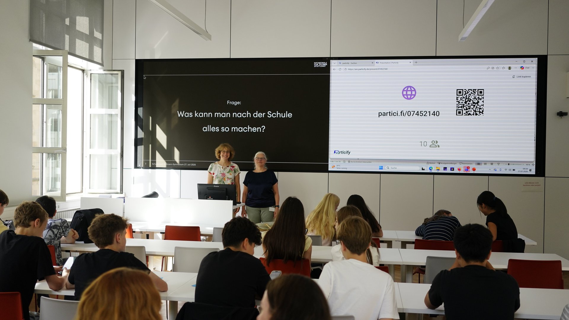 Schüler:innen besuchen die HFT Stuttgart