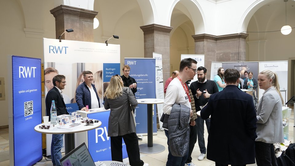 Job Messe KITT 2025 an der HFT Stuttgart, Blick auf die Stände der Unternehmen