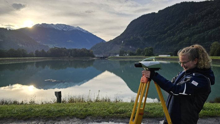 Nivellieren an einem Speicher-See
