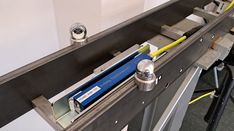 Monitoring-Simulator mit Kugelprismen und Inklinometer