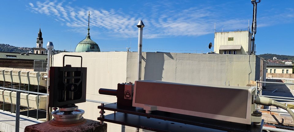 Bestimmung einer hochgenauen Vergleichsstrecke auf dem Messdach des GeoMAT-Labors mit dem Interferometer zur Überprüfung von Totalstationen.