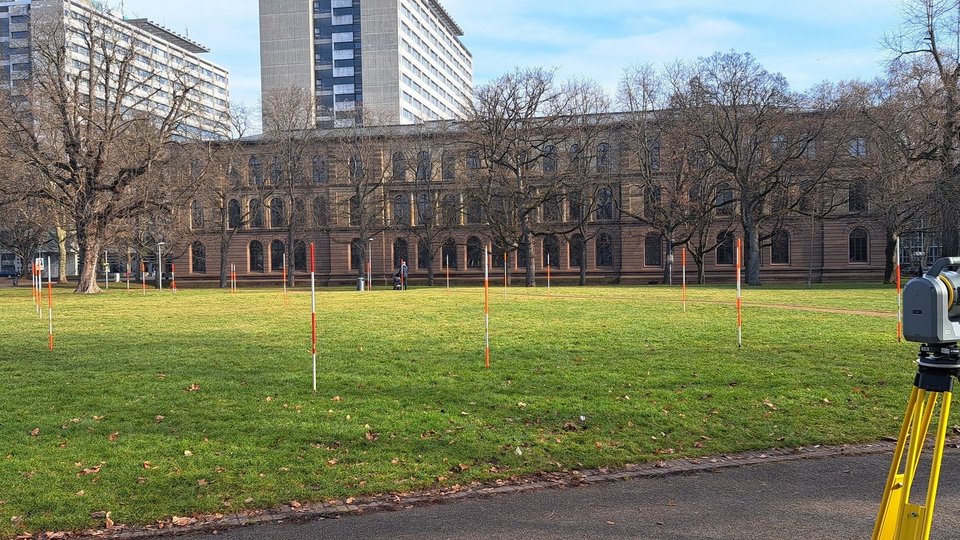 Absteckung der geplanten Laufbahn im Stadtgarten