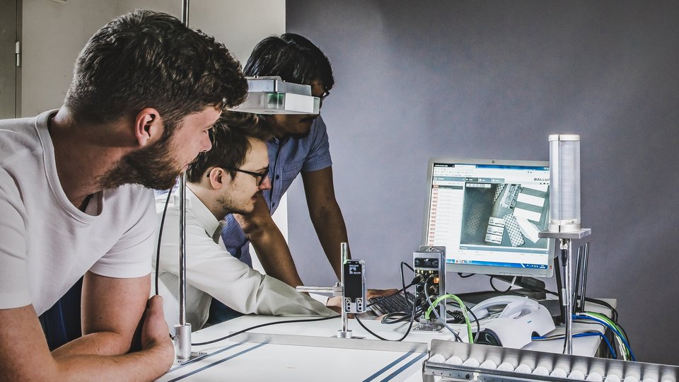 Studierende bei Projektarbeit