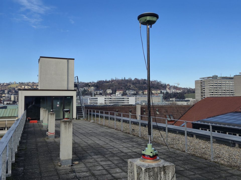 GNSS-Empfänger auf dem Messdach des GEOMAT-Labors