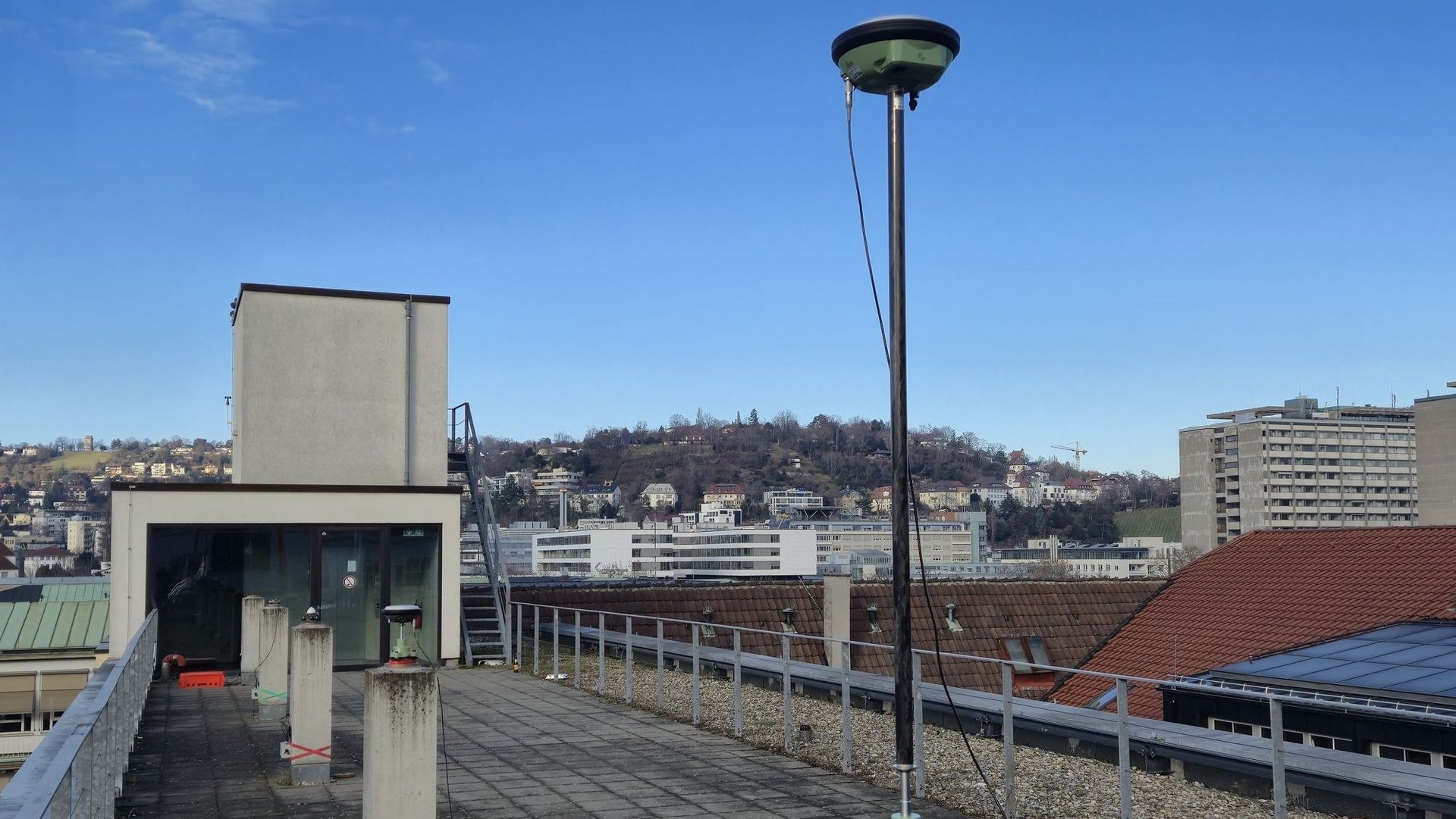 GNSS-Empfänger auf dem Messdach des GEOMAT-Labors