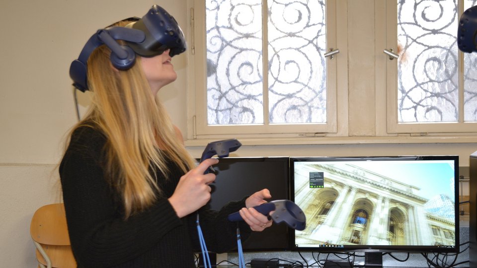 Frau mit VR-Brille