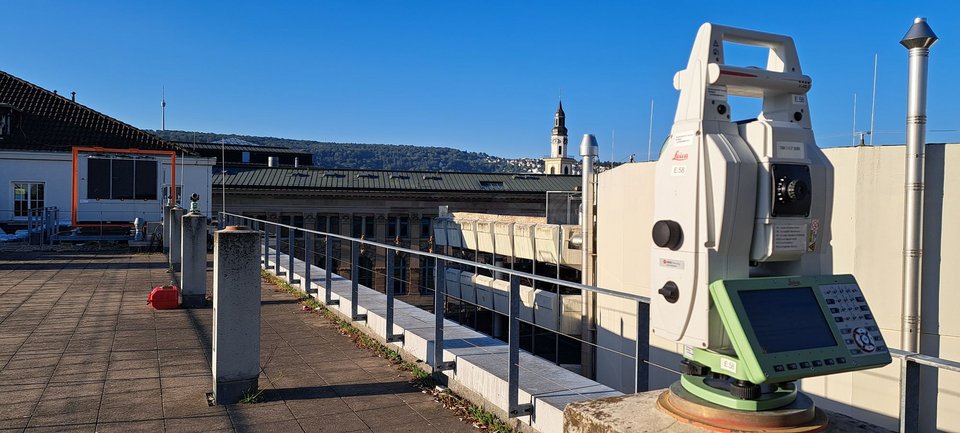 Überprüfung einer Totalstation auf dem Messdach des GeoMAT-Labors