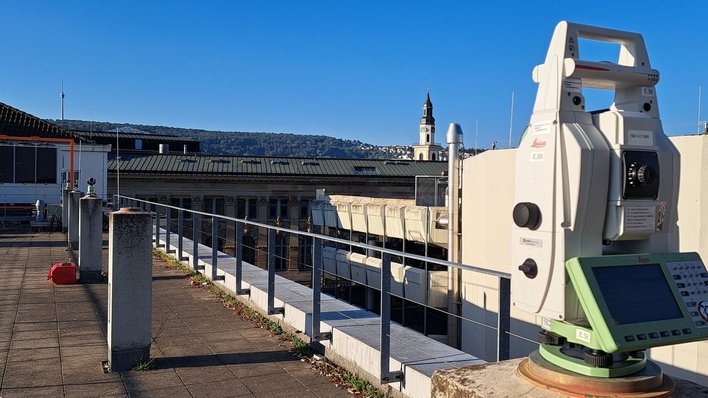 Überprüfung einer Totalstation auf dem Messdach des GeoMAT-Labors