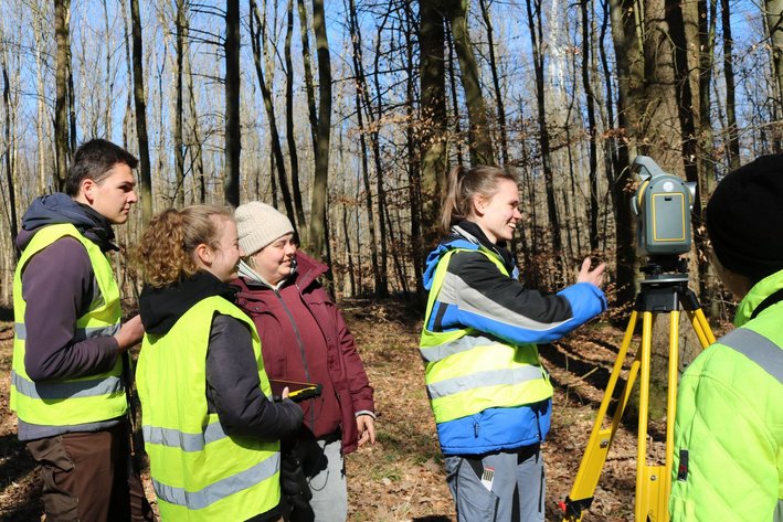 Teamwork am Messgerät beim Integrierten Vermessungsprojekt