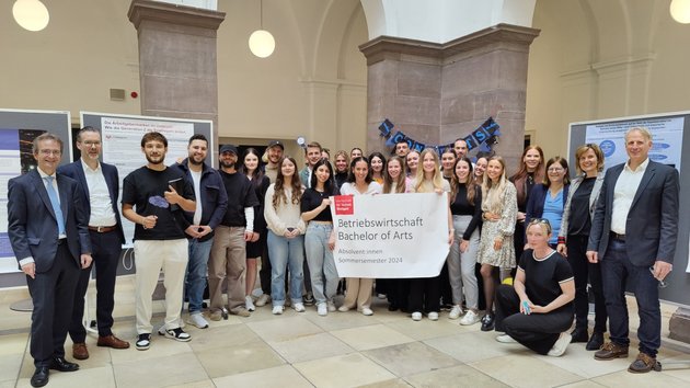 Absolvent:innen feiern erfolgreichen Meilenstein im SS24