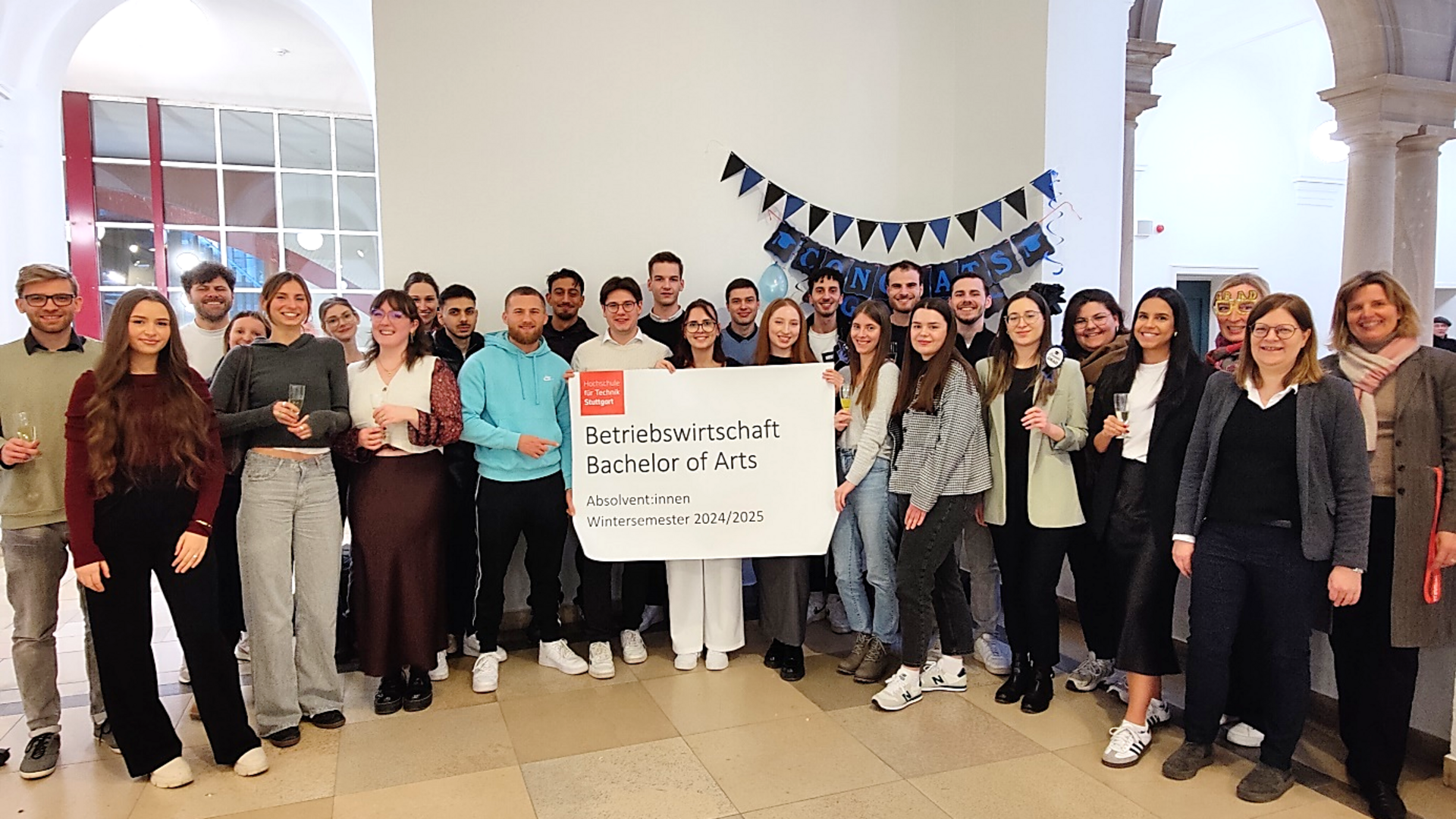 Absolvent:innen des Studienganges Betriebswirtschaft im Wintersemester 24/25