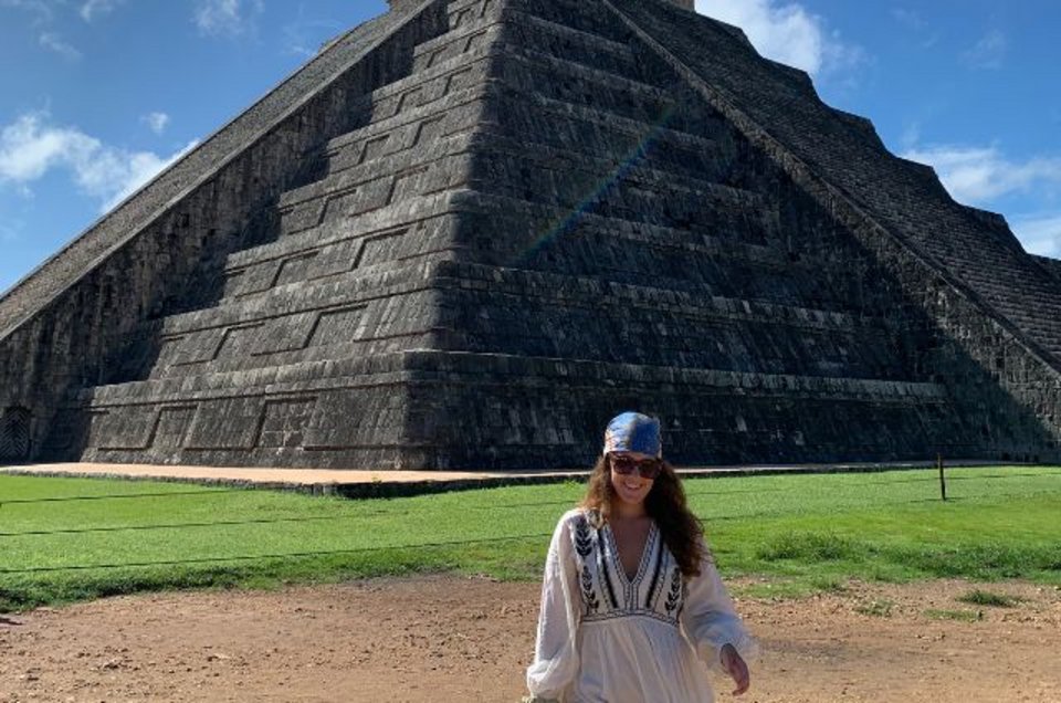 Frau vor Pyramide