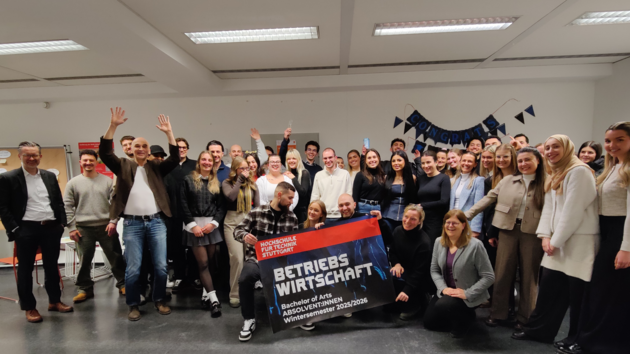 Absolvent:innen des Studiengangs Betriebswirtschaft, die ihren Bachelorabschluss feiern