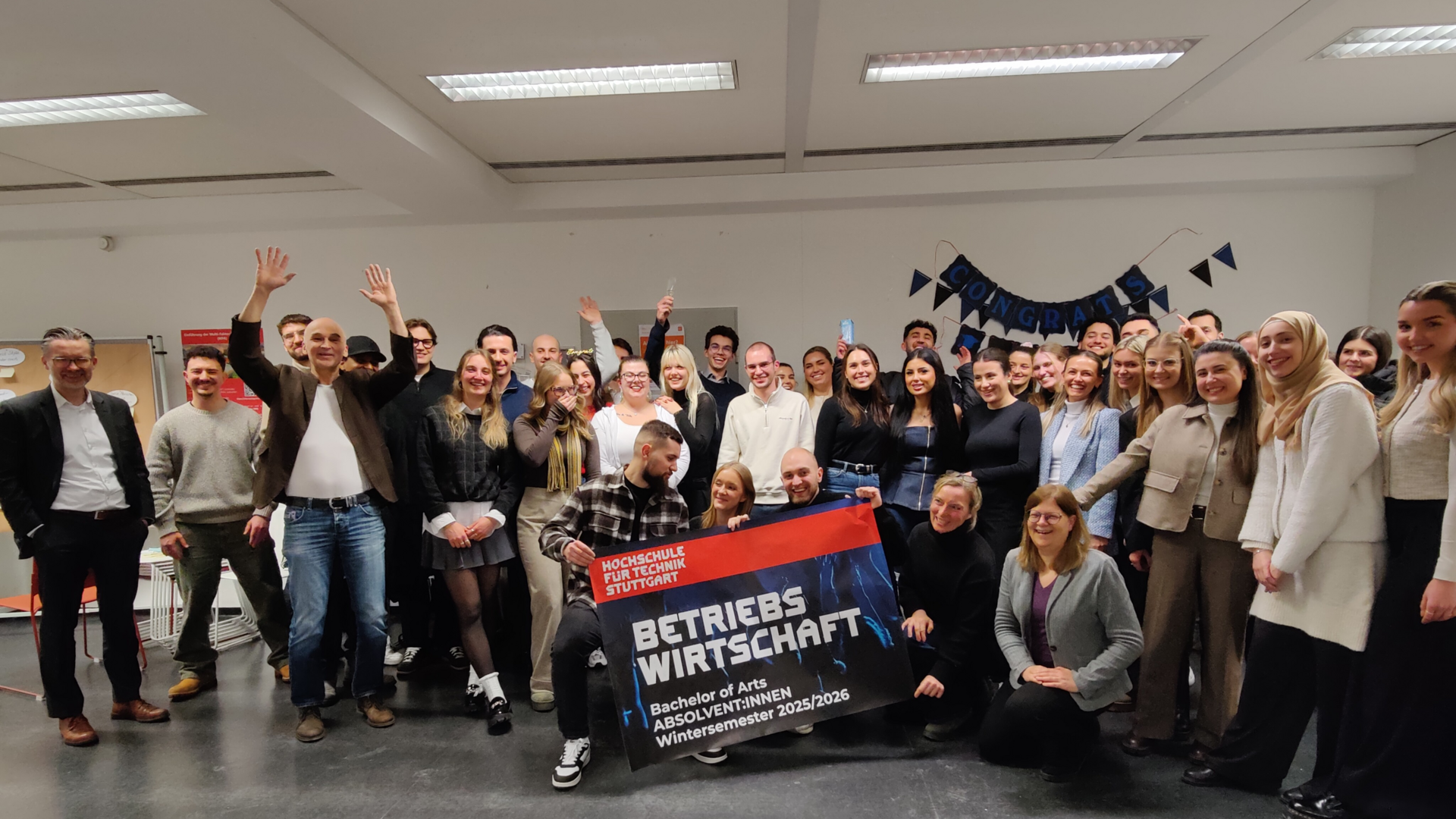 Absolvent:innen des Studiengangs Betriebswirtschaft, die ihren Bachelorabschluss feiern