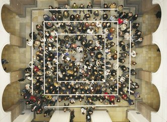 Studenten im HFT-Innenhof aus der Vogelperspektive