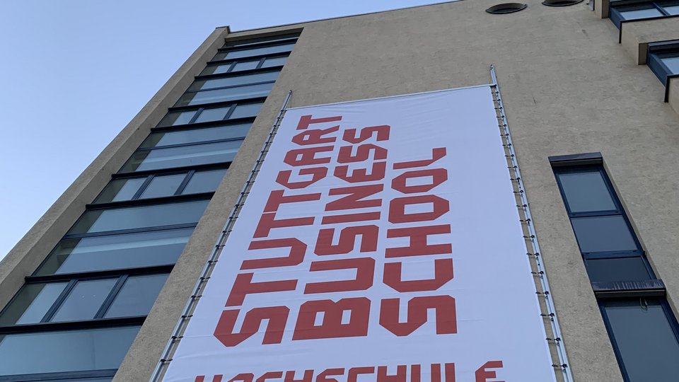 Banner an Außenwand des SBS-Gebäudes